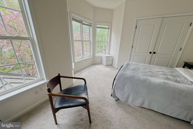 Building Photo - 40440 Milford Dr