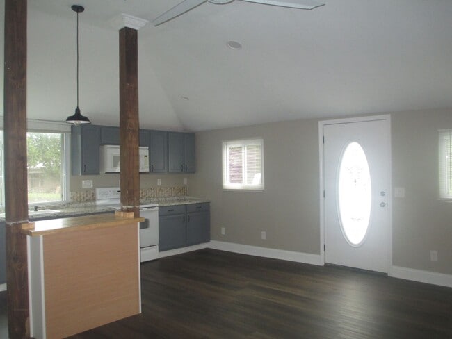 Building Photo - 3020 Selma Ave