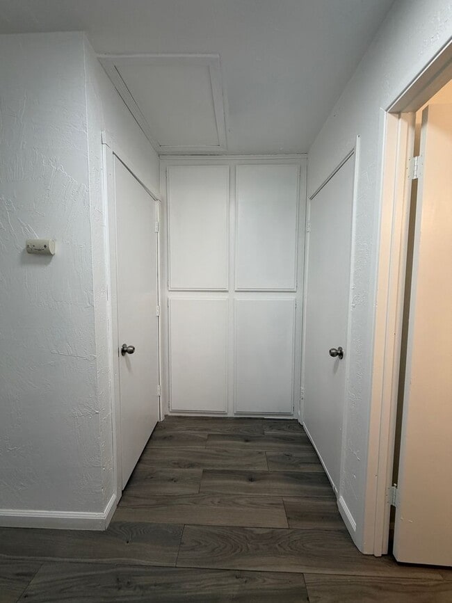 Building Photo - 14606 Riverside St