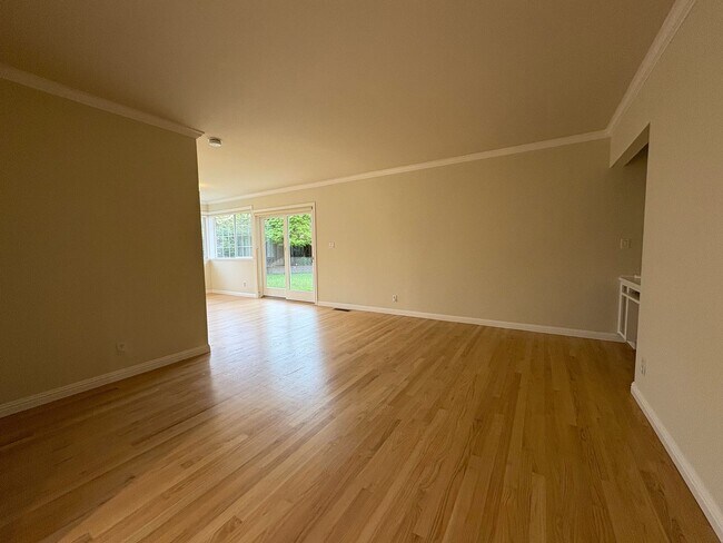 Building Photo - Beautifully Updated 4-Bedroom Home in Prime Mountain View Location!
