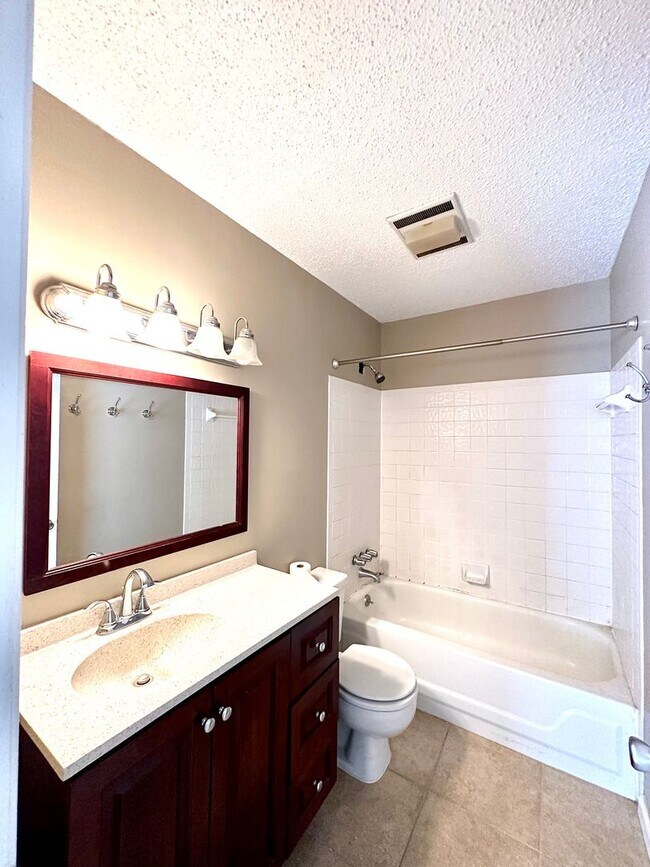 Building Photo - 2 BR 2.5 BA Pleasant Ridge Townhomes