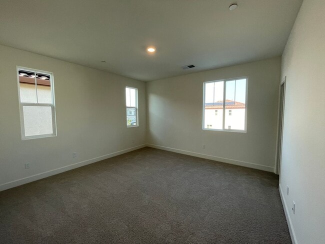 Building Photo - Like New Upscale West Roseville Home for Rent