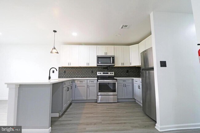 Building Photo - 511 Corinthian Ave