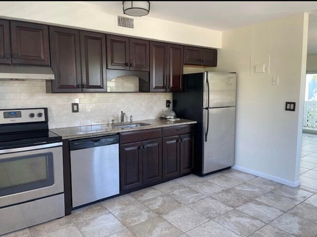 Building Photo - 220 Inlet Way