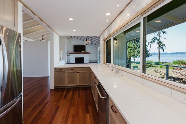 Building Photo - Low Bank Waterfront New Remodel on Huge Lot