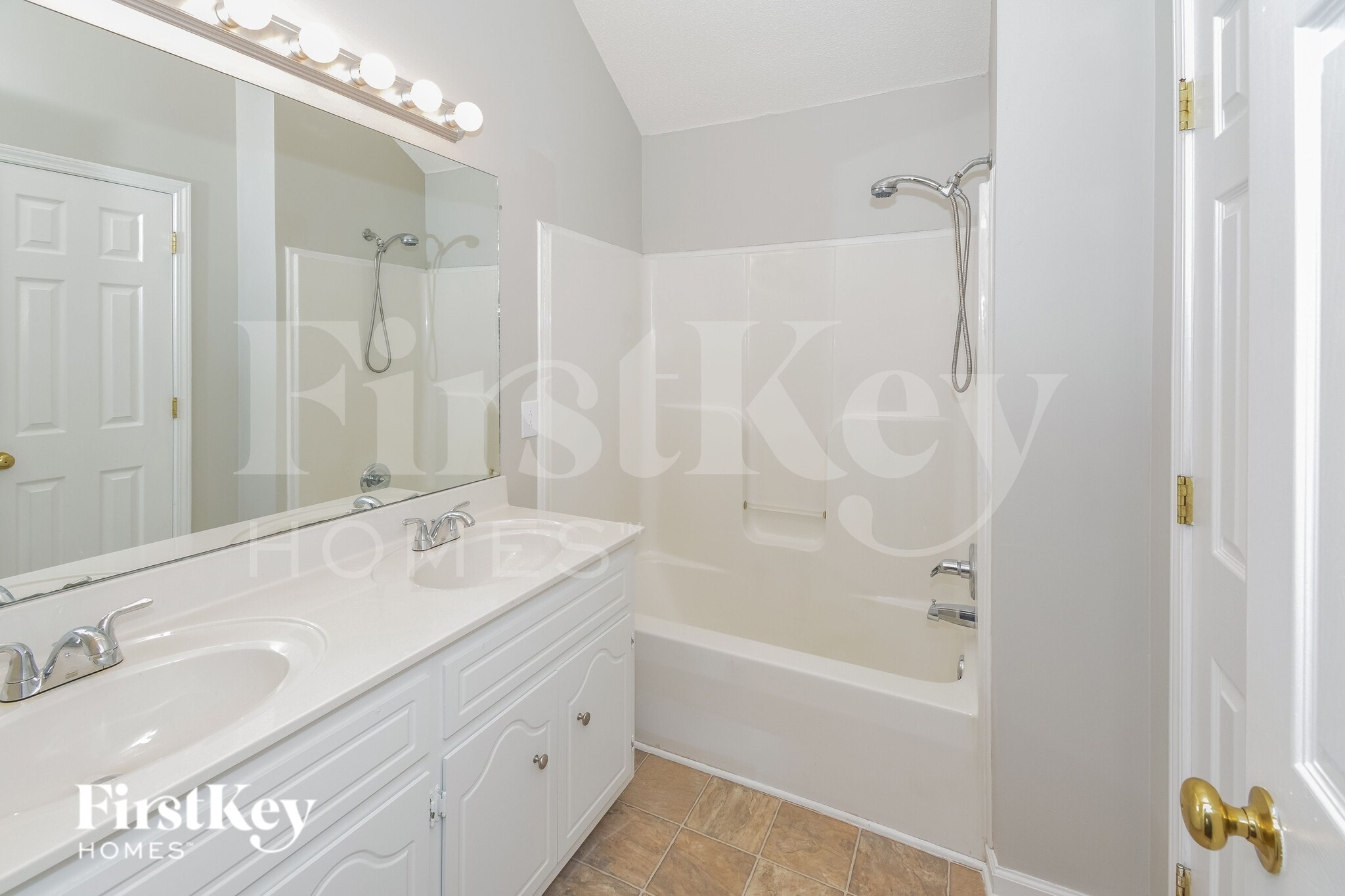 Building Photo - 3890 MacKenzie Dr