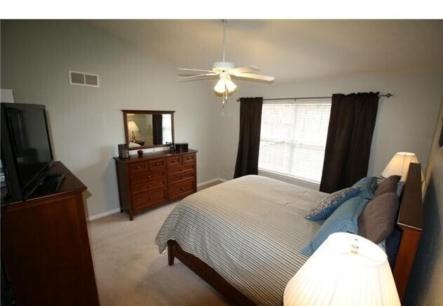 Building Photo - 4 bedroom, 3 bath Ranch Style Home