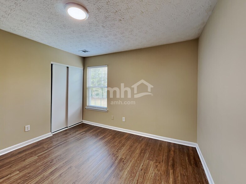 Building Photo - 1394 Ivey Pointe Dr SE