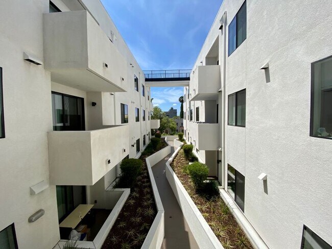Primary Photo - 5727 La Mirada Ave