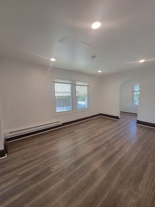 Building Photo - 1185 E 167th St