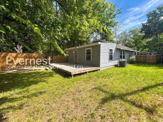 Building Photo - 667 Sevier St