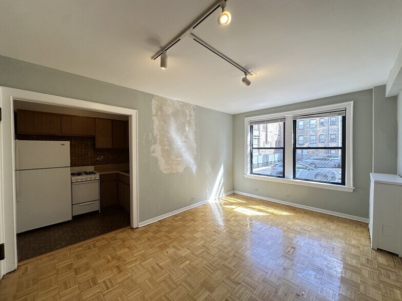 Building Photo - 739 W Belmont Ave