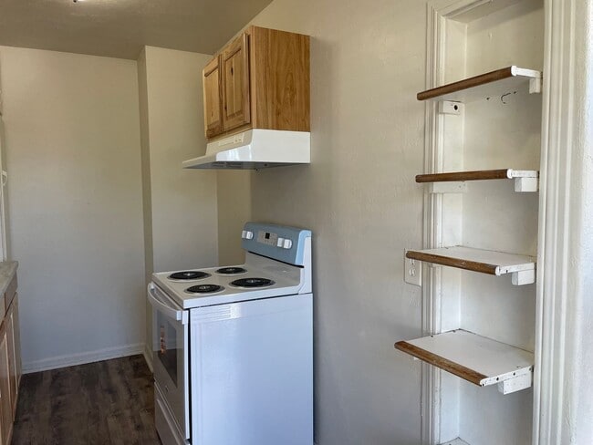 Building Photo - Newly Renovated-1 Bedroom 1 Bath Upstairs ...