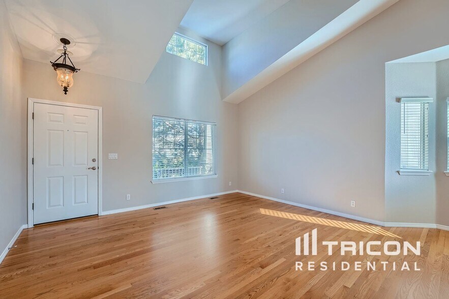 Building Photo - 1220 Sunset Way