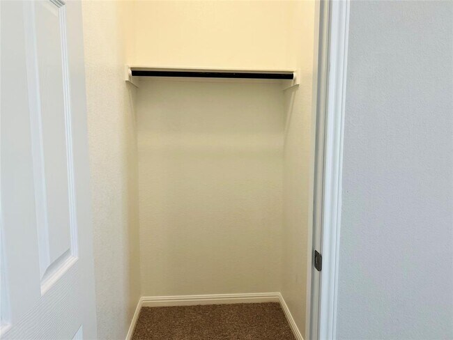 Building Photo - 136 MacArthur Dr