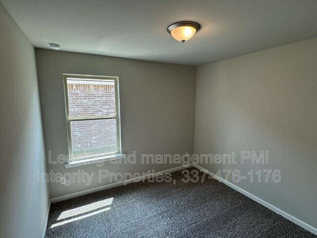 Building Photo - 226 Oak Heights
