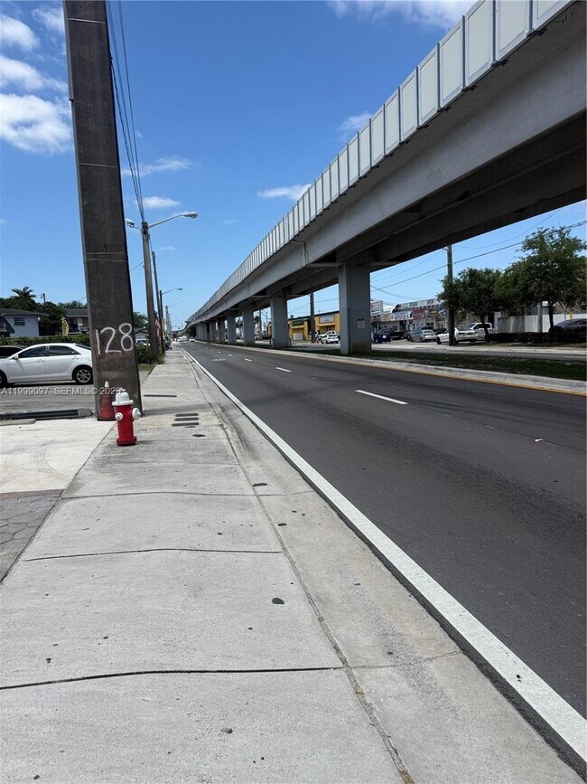 Building Photo - 128 W 21st St