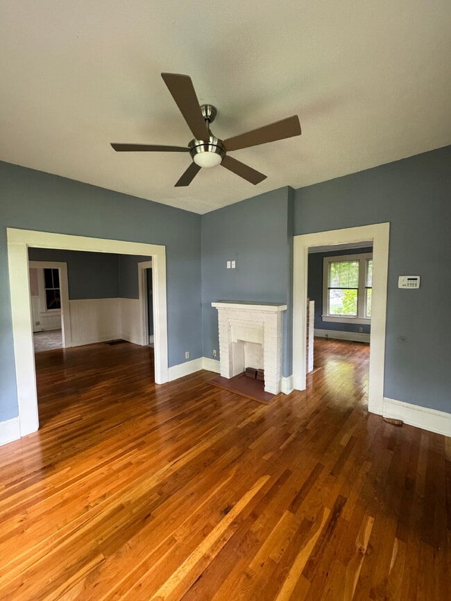 Building Photo - Gorgeous 2 Bedroom 1 Bathroom Single Family Home Located in the Heart of Midtown! Includes Hardwo...