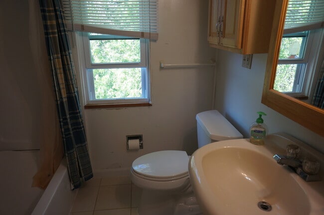 Building Photo - AVAILABLE JUNE - 5 Bed 2 Bath In East Hillside