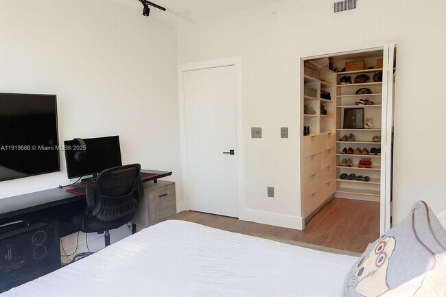 Building Photo - 711 Crandon Blvd