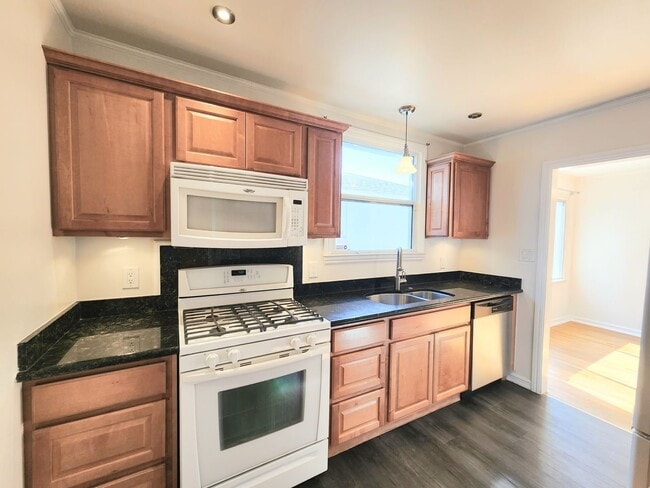Building Photo - 2 bedroom duplex home
