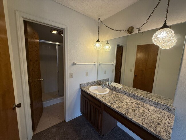 Building Photo - Three bedroom Duplex, Fenced Yard, Union School District