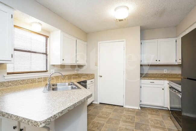 Building Photo - 2320 Sundrop Ct