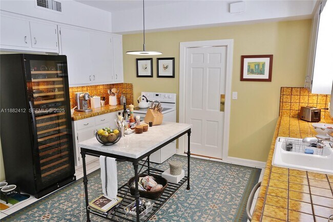 Building Photo - 2828 Segovia St