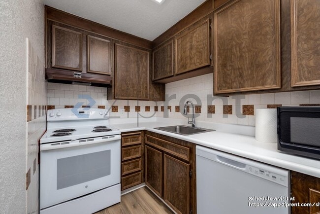 Building Photo - 2825 N Los Felices Rd