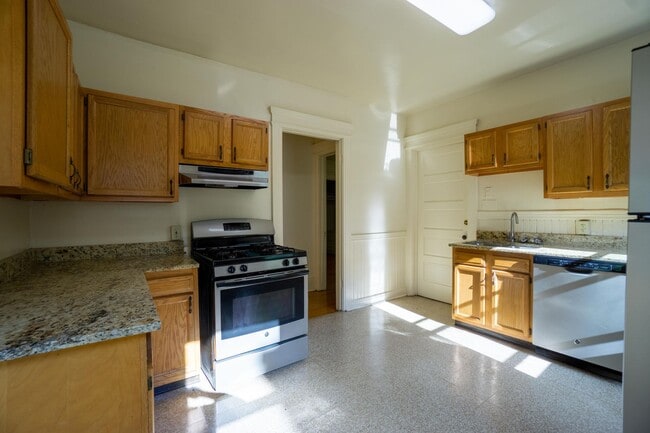 Building Photo - AVAILABLE 8/1/26 - 3 Bedroom with Off-Stre...