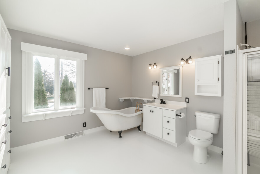 Master/Primary Bath - 318 Highland Dr