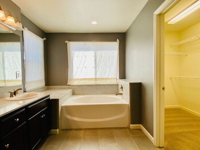 Building Photo - $2,395 Ashlan & Leonard, Beautiful 3 Bedroom - Buckingham Ave, Clovis