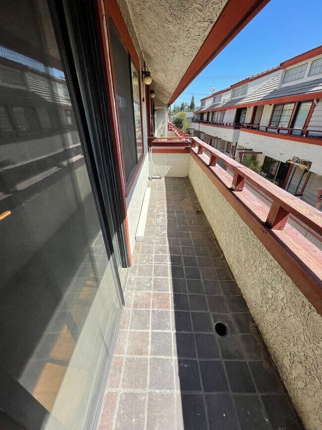 Building Photo - 15946 Vanowen St