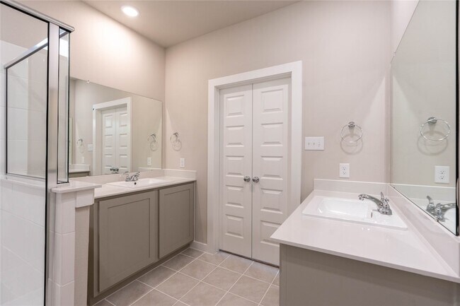 Building Photo - 712 Melody Hl Dr