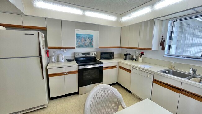 Building Photo - 5540 Fairway Park Dr