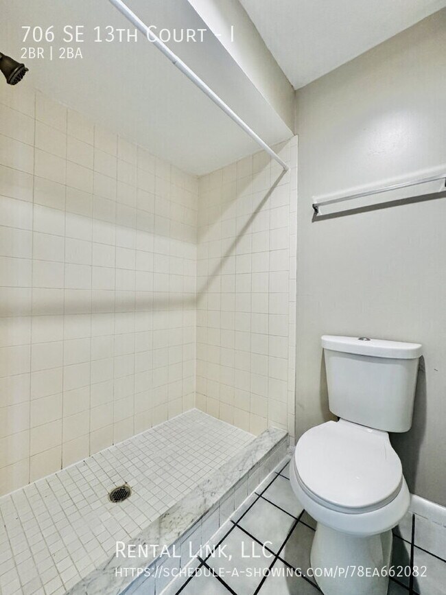 Building Photo - 706 SE 13th Ct