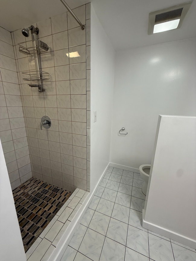 Building Photo - Spacious 3 Bedroom Home Minutes from City ...