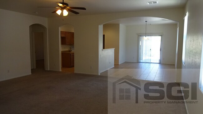 Building Photo - Beautiful split floorplan in a great neigh...