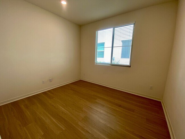 Building Photo - Modern 3-Bed, 3-Bath Home with Garage & Re...