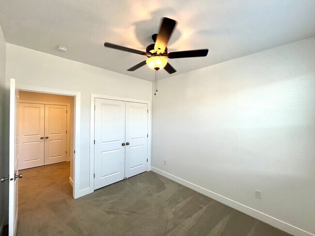 Building Photo - Townhome in Woodland Estates - Pool Access