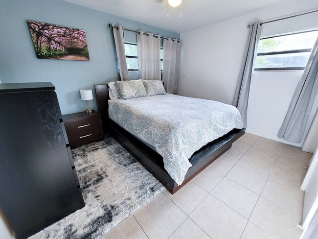 Building Photo - 735 SE 4th Ave