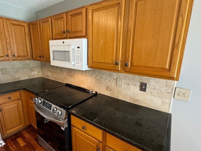 Building Photo - Move-in Ready!
