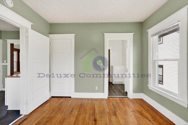 Building Photo - Beautiful Two Bedroom Lower Unit! Available NOW!!
