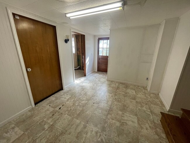 Building Photo - 1025 Lake St