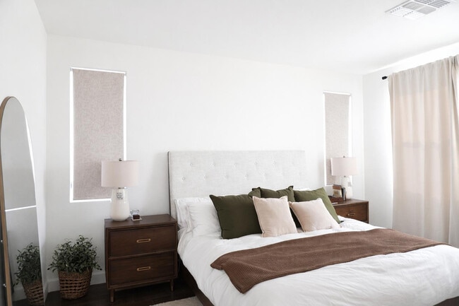 Building Photo - 12091 N San Clemente St