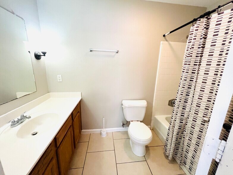 Main Bathroom - 2624 Huntsville St
