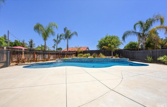 Building Photo - Luxury Furnished 4-Bed Home w/ Pool, Spa, ...