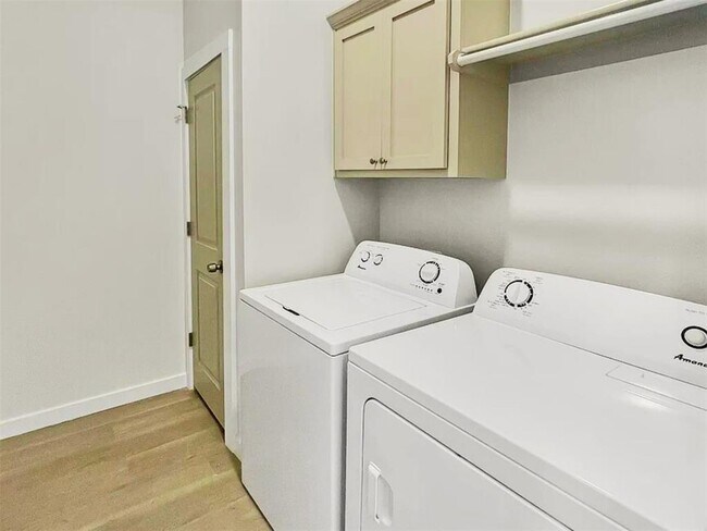 Building Photo - 410 NW Arlington Ave