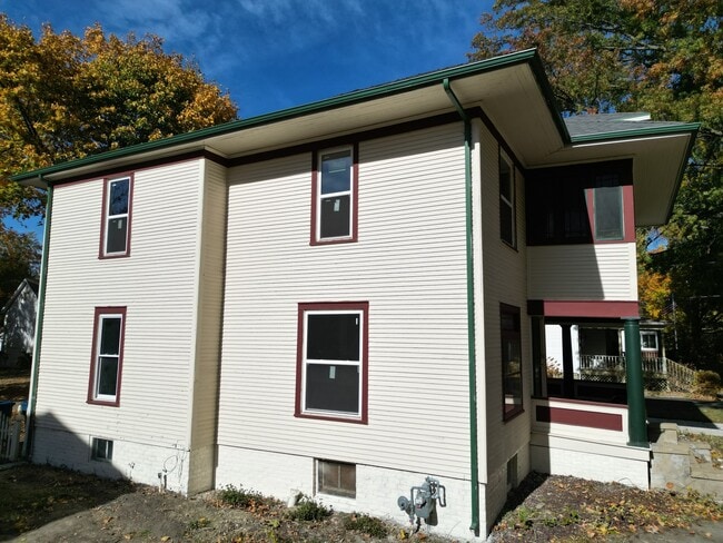 Building Photo - 623 S 4th St