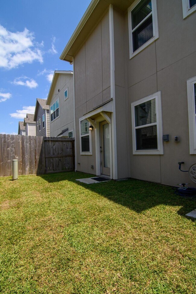 Building Photo - 5511 Cuerta St